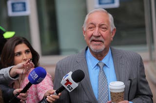 O advogado de defesa Mark Geragos fala antes da audiência de ressentimento